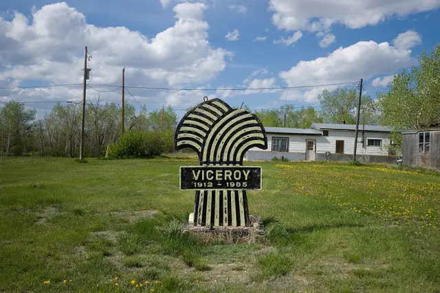 Wheat sheaf sign marking Viceroy 1912-1985